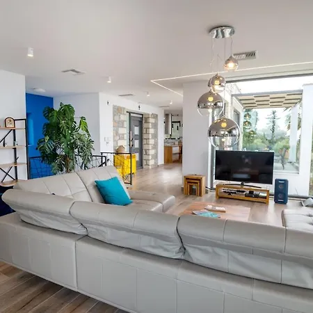 Blueskyline Owner's Listing, By Hellocrete Hriszí Aktí Haniá