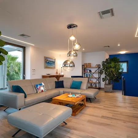 Blueskyline Owner's Listing, By Hellocrete Villa *